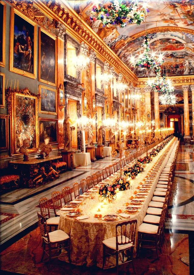 Tavolo imperiale con tovaglia damasco oro, Galleria Colonna Piazza SS. Apostoli 66 Roma — Raffaele De Luca